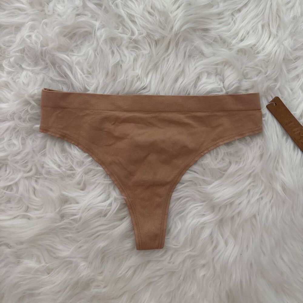 Skims Soft Smoothing Seamless Thong Clay Size XS